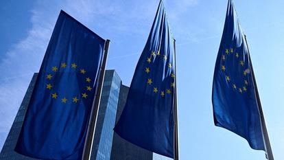 Les drapeaux de l’Union européenne flottent devant le siège de la Banque centrale européenne (BCE) à Francfort, Allemagne, le 19 mars 2026.