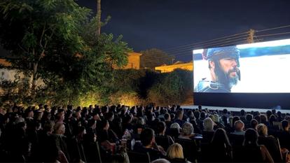 Une projection de L’Odyssée en plein air à Athènes.