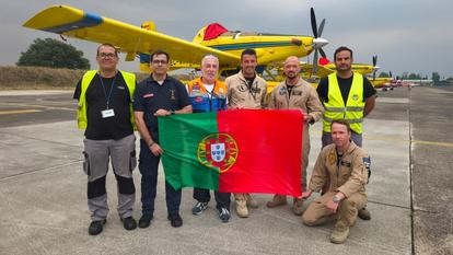 Une équipe devant l’un des deux bombardiers d’eau FireBoss prêtés par le Portugal à la France. Ce monomoteur dérivé d’un avion de travail agricole américain est capable de transporter 3 000 tonnes d’eau.