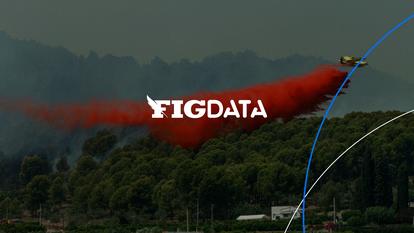 Un avion larguant un produit retardant lors d’un incendie de forêt à Betxi (Espagne), le 26 juillet.