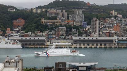 Le navire « Su’ao » (CG612) de l’Administration des garde-côtes taïwanais (CGA) navigue dans le port de Keelung, à Keelung, le 30 décembre 2025, alors que des exercices militaires chinois ont lieu autour de Taïwan.
