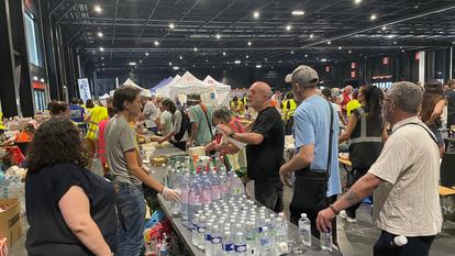 Distribution d’eau et de denrées alimentaires au parc des expositions de Bordeaux, mardi 28 juin.