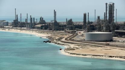 La raffinerie de pétrole et du terminal pétrolier Ras Tanura d’Aramco en Arabie Saoudite.
