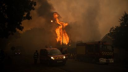 De Lège-Cap-Ferret (ci-dessus), en Corse, en passant par les Landes, les pompiers sont mobilisés 24 heures sur 24 pour protéger les habitations menacées par les flammes.