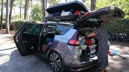 comme cette résidente d’un camping situé sur la commune, les 4000 touristes concernés avaient tous pris la route, coffres fixés sur les toits, vélos accrochés à l’arrière.