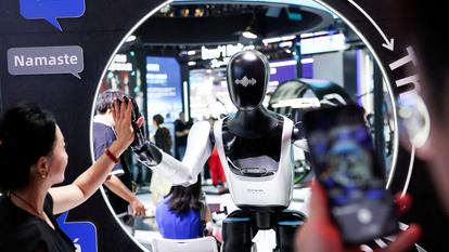 Un robot humanoïde au stand de Keenon Robotics lors de la Conférence Mondiale sur l’Intelligence Artificielle (WAIC) à Shanghai, le 18 juillet 2026.