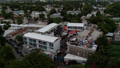 Des personnes campent sur le toit du lycée Marie-Jeanne, un établissement transformé en refuge pour une partie des plus de 1,3 million de Haïtiens déplacés à l’intérieur du pays en raison de la violence des gangs, à Port-au-Prince, le 28 octobre 2025.