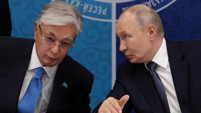 Le président du Kazakhstan Kassym-Jomart Tokaïev, ici aux côtés de Vladimir Poutine, a exprimé ses réserves sur la guerre en Ukraine.