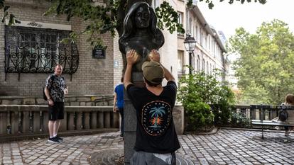 Le buste, modelé par le sculpteur français Aslan, avait été inauguré en 1997 pour les 10 ans de la disparition de Dalida, à quelques pas de son domicile montmartrois.