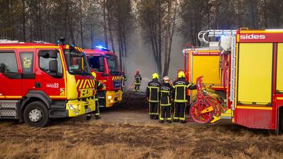 Au Cap Ferret, le feu continue de ravager la forêt tandis que les sapeurs pompiers établissent des lignes de défense pour endiguer la progression des incendies.
