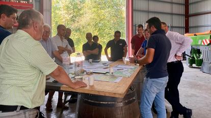 Une dizaine d’agriculteurs sinistrés s’est réunie dans un hangar à Cestas pour obtenir un assouplissement de la règle par la préfecture.