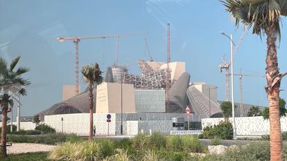 Entouré sur trois côtés d’eau, le futur musée constitue un ensemble de 80 000 m², comprenant 30 galeries et 11 600 m² d’espaces d’exposition.