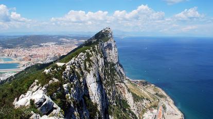 Ulysse reste sept ans prisonnier de Calypso sur l’île d’Ogygie, identifiée comme l’îlot Persil, dans le détroit de Gibraltar.