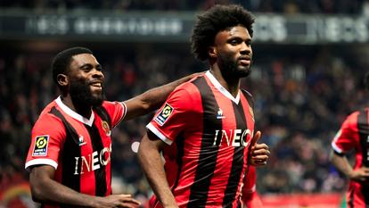 Jérémie Boga et Terem Moffi, alors tous deux attaquants de l’OGC Nice. Le premier a depuis rejoint la Juventus de Turin, le second est poussé vers la sortie par le club rouge et noir.
