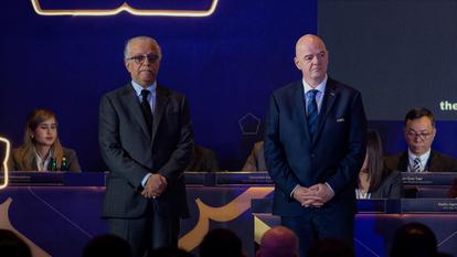 Le président de l’AFC Salman bin Ebrahim Al Khalifa (à gauche) aux côtés de Gianni Infantino (à droite).