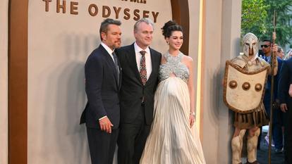 Christopher Nolan, à l’avant-première du film Odyssée aux côtés de deux acteurs Matt Damon (Ulysse) et Anne Hathaway (Pénélope) le 14 juillet dernier.