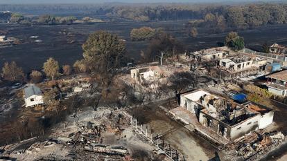 Bâtiments incendiés au Porge, touché par les incendies qui ravagent la Gironde depuis plus d’une semaine.