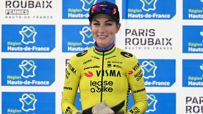 Pauline Ferrand-Prévot sur le podium de Paris-Roubaix qu’elle a achevé à la 3e place en avril dernier.