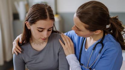 Dans les écoles, collèges et lycées, on dénombre environ 7 800 infirmières scolaires.
