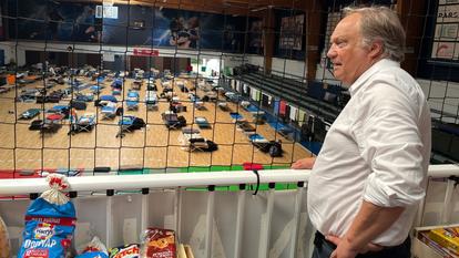 Le maire de Mérignac, Thierry Trijoulet, le 29 juillet, à la salle omnisports Pierre de Coubertin, où sont hébergés des pompiers qui combattent l’incendie.