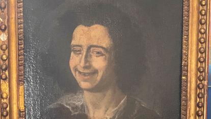 Croûte ou trésor ? « Homme riant » est une huile rentoilée et montée sur châssis bois d’environ 58 x 42,5 cm. Avec, mentionné au dos à l’encre comme dans le cartel vissé à la base du cadre, le nom de Diego Velázquez dans sa version francisée.