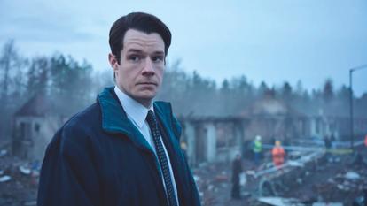 Découvert dans la série Sex Education, Connor Swindells campe un tenace enquêteur écossais dans L’Attentat du vol Pan Am 103 sur Netflix.