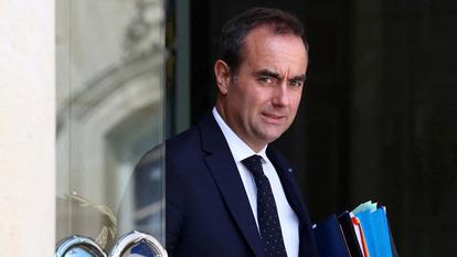 Le premier ministre français Sébastien Lecornu quitte le palais de l’Élysée à Paris, France, après la réunion hebdomadaire du cabinet, le 22 juillet 2026.