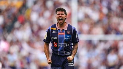 Matthieu Jalibert célébrant le sacre de l’Union Bordeaux Bègles face au Leinster en finale de Champions Cup, le 23 mai dernier à Bilbao.