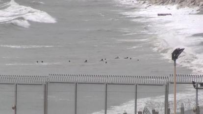 Des migrants nageant vers le rivage du côté marocain de la frontière avec Ceuta.