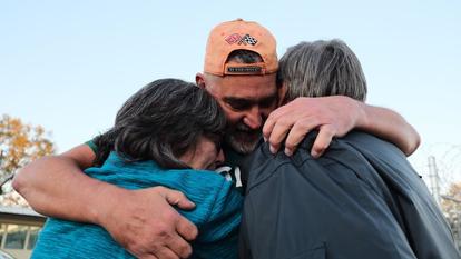 Jimmie Duncan embrasse ses parents, Sharon et Bennie, à sa sortie de prison.