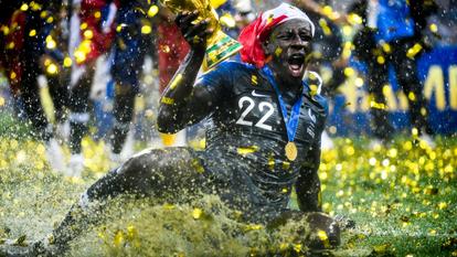 Benjamin Mendy avec le trophée de la Coupe du monde en 2018, lorsque la France fut sacrée Championne du monde.
