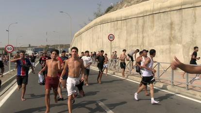 Des migrants courent et applaudissent en traversant à pied l’enclave nord-africaine de Ceuta depuis le Maroc, après avoir nagé depuis le côté marocain et submergé la police au brise-lames de la ville, selon la Guardia Civil d’Espagne.
