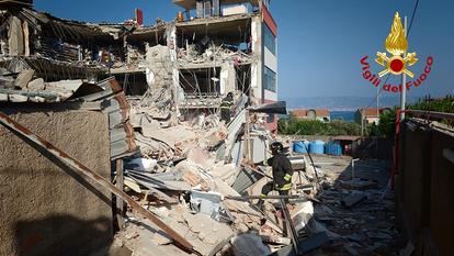 Cette photo, prise par les Vigili del Fuoco (le corps des sapeurs-pompiers italiens), montre des pompiers à la recherche de personnes disparues après l’effondrement d’un immeuble de trois étages à Messine, en Sicile.
