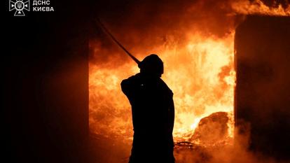 Un pompier intervient sur le site d’une frappe russe, à Kiev, sur cette photo fournie et diffusée le 26 juillet 2026 par le service d’État pour les situations d’urgence de l’Ukraine.