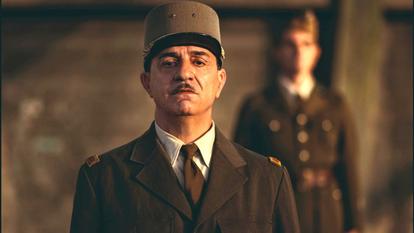 L’acteur Simon Abkarian dans l’uniforme du général de Gaulle.