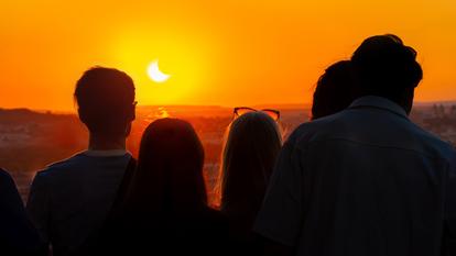 En France, l’éclipse ne sera pas totale, mais le spectacle au soleil couchant pourrait néanmoins être superbe.