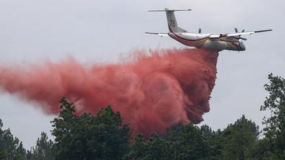 Le retardant se présente sous la forme d’un liquide rouge, largué depuis des Dash ou projeté par des camions de pompiers.