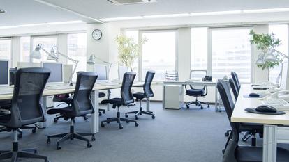 Selon une première estimation de l’Insee, 19.300 postes ont été supprimés entre avril et juin, marquant un sixième trimestre consécutif de baisse sur un an.