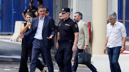 Le premier ministre espagnol Pedro Sánchez se rend dans la région frontalière, alors que des migrants traversent en masse, à pied et par la mer, depuis le Maroc vers le territoire espagnol, à Ceuta, en Espagne, le 31 juillet 2026.