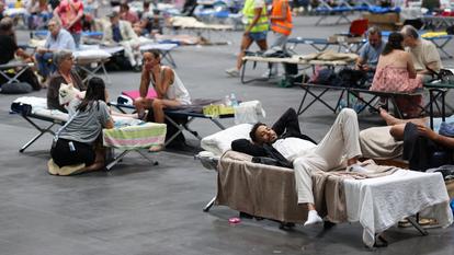 Des milliers de personnes évacuées ont été accueillies au parc des expositions de Bordeaux.