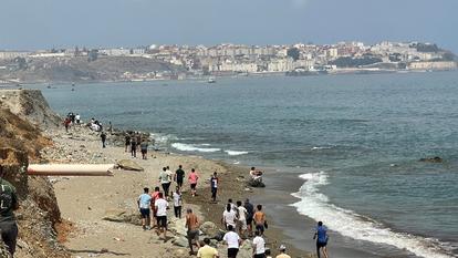 Des migrants traversent à pied l’enclave nord-africaine de Ceuta depuis le Maroc en nageant depuis la ville de Fnideq, au Maroc, le 30 juillet 2026.