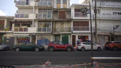 Une photo prise le 10 avril 2024 montre une rue d’un quartier de Pointe-à-Pitre.