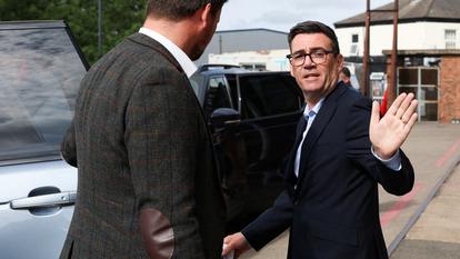 Le nouveau premier ministre britannique Andy Burnham prévoit de conserver certaines mesures prises par son prédécesseur Keir Starmer.