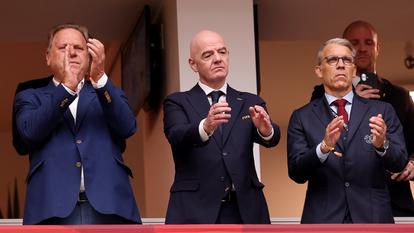 Le président de la FIFA, Gianni Infantino, le président de la Fédération suisse de football, Peter Knabel, et le président de la Fédération colombienne de football, Ramon Jesurun, assistent au match des huitièmes de finale de la Coupe du monde de la FIFA 2026 opposant la Suisse à la Colombie au BC Place de Vancouver, le 7 juillet 2026, à Vancouver, en Colombie-Britannique, au Canada.