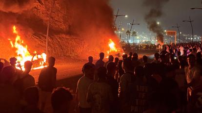 Des migrants dans l’attente d’une occasion de traverser pour rejoindre l’enclave espagnole de Ceuta, du côté marocain de la frontière à Fnideq, au Maroc, le 31 juillet 2026.