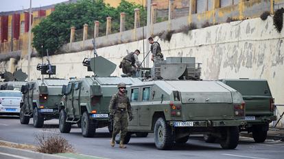 Des soldats espagnols patrouillent près de la frontière hispano-marocaine à Ceuta, en Espagne, le 31 juillet 2026