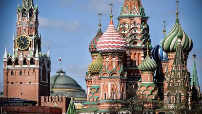 Une photographie montre la tour Spasskaïa du Kremlin et la cathédrale Saint-Basile dans le centre de Moscou, le 24 avril 2024.