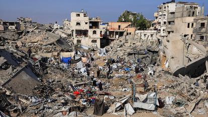 Des Palestiniens inspectent le site de la frappe israélienne de mercredi sur une maison dont les résidents ont été prévenus par l'armée israélienne d'évacuer, à Gaza, le 30 juillet 2026.