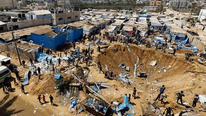 Le site d'une frappe israélienne nocturne sur un entrepôt de médicaments, à côté de tentes abritant des Palestiniens déplacés, à Deir al-Balah, dans la bande de Gaza, le 1er août 2026.