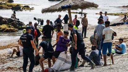 Des policiers espagnols patrouillent près du centre de séjour temporaire pour migrants (CETI) de Ceuta, après les arrivées massives depuis le Maroc, le 1er août 2026.